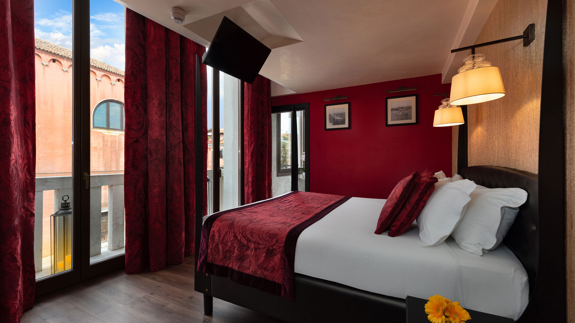 Honeymoon Duplex Suite with Jacuzzi and Canal View 12