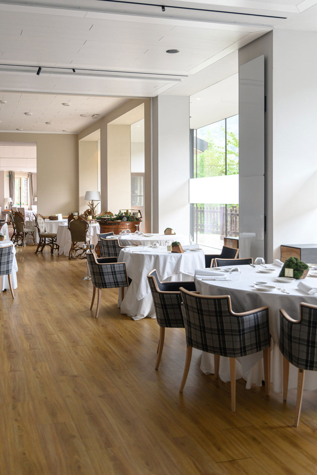 Restaurants & Bar Lounge  89