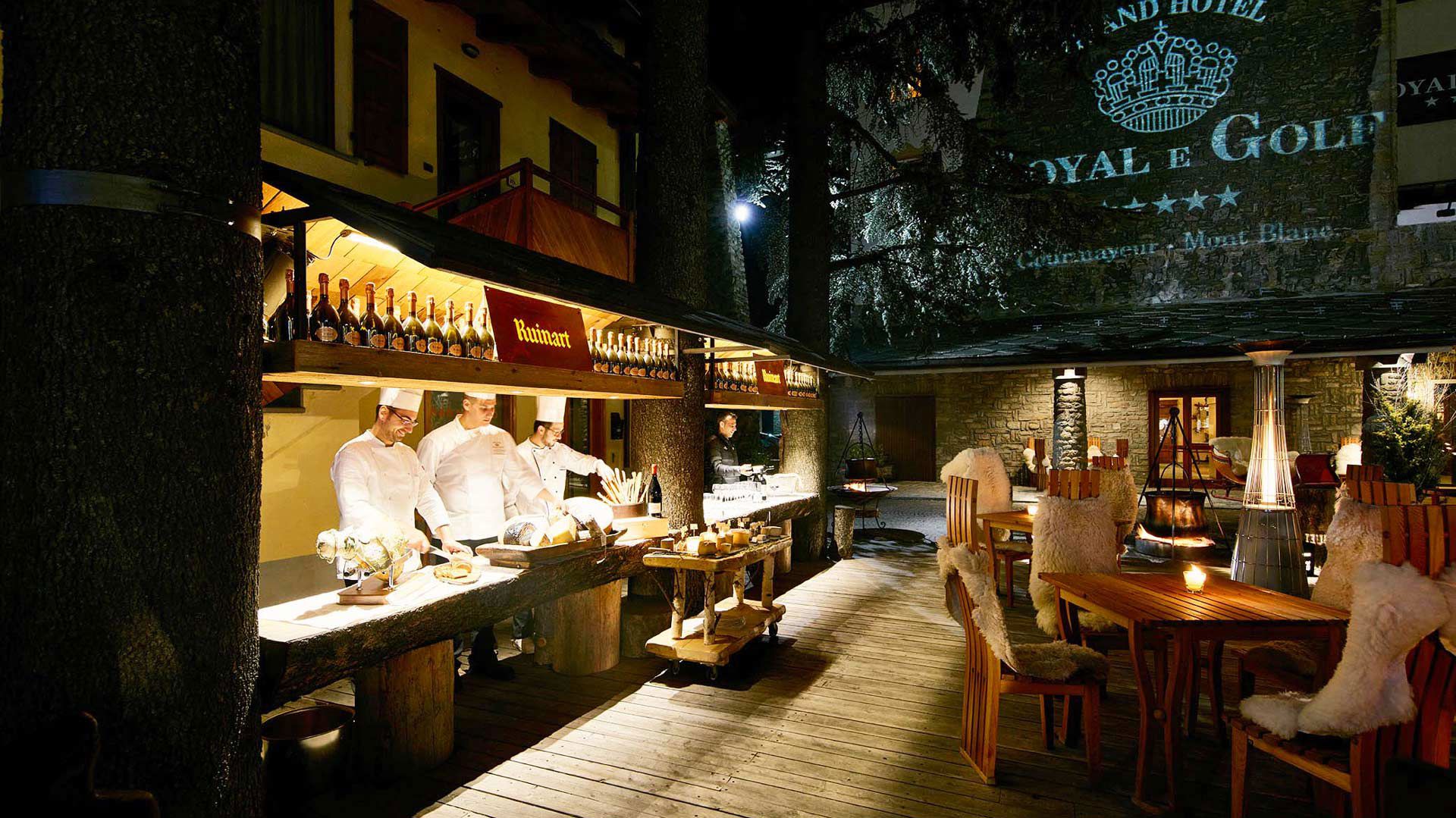 Restaurants & Bar Lounge  77