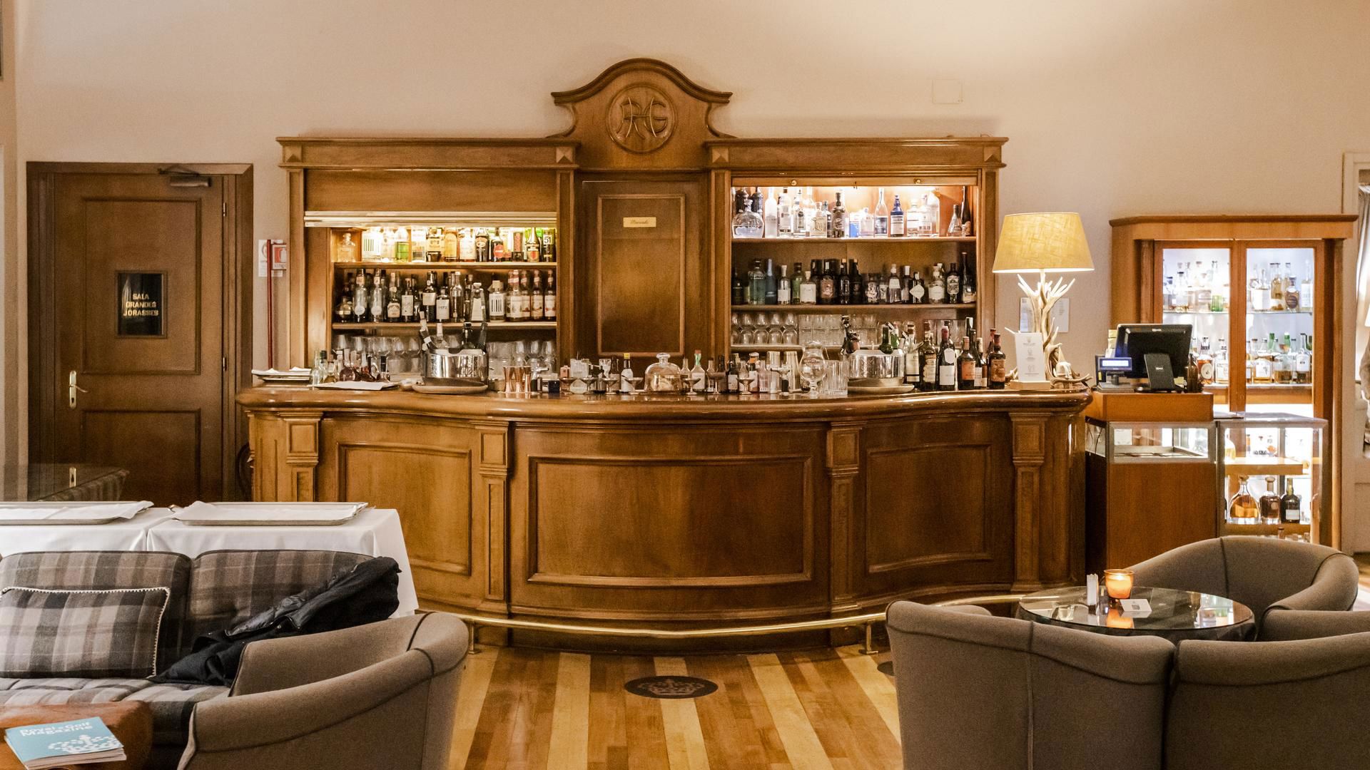 Restaurants & Bar Lounge  75