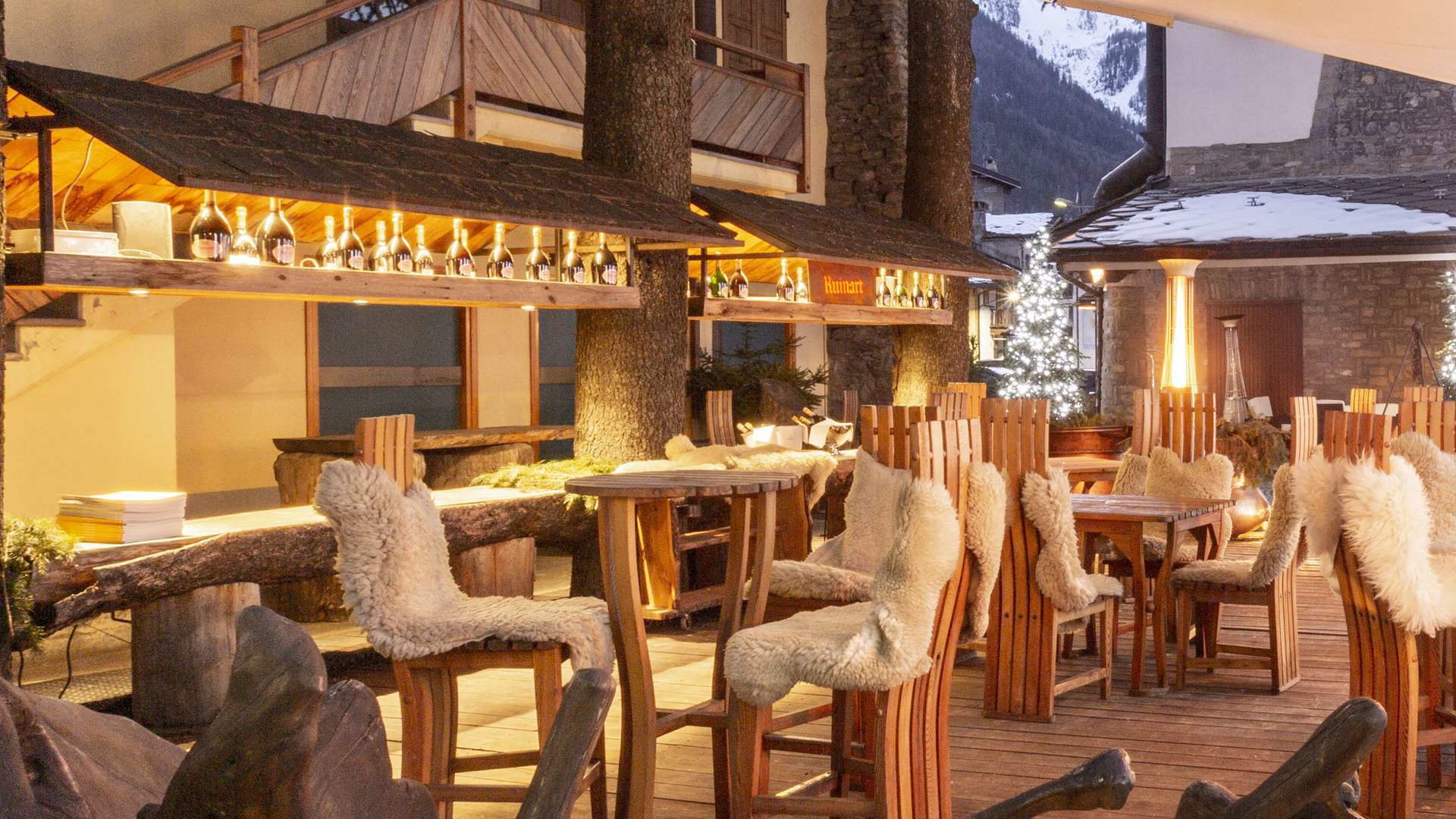 Restaurants & Bar Lounge  73