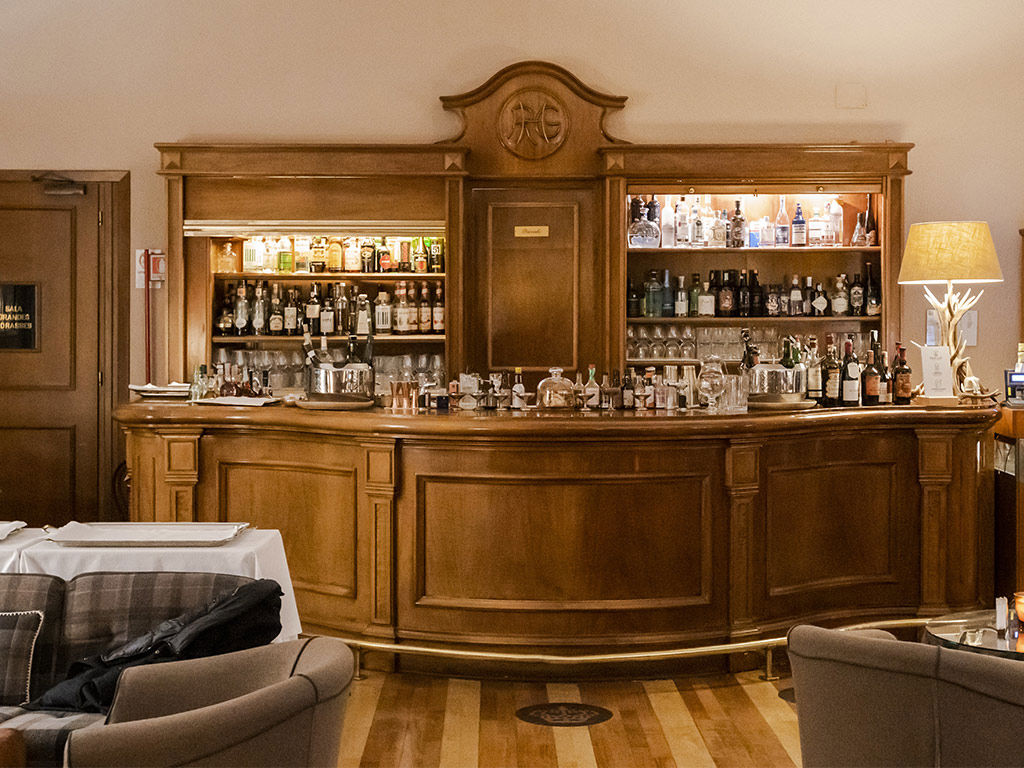 Restaurants & Bar Lounge  77
