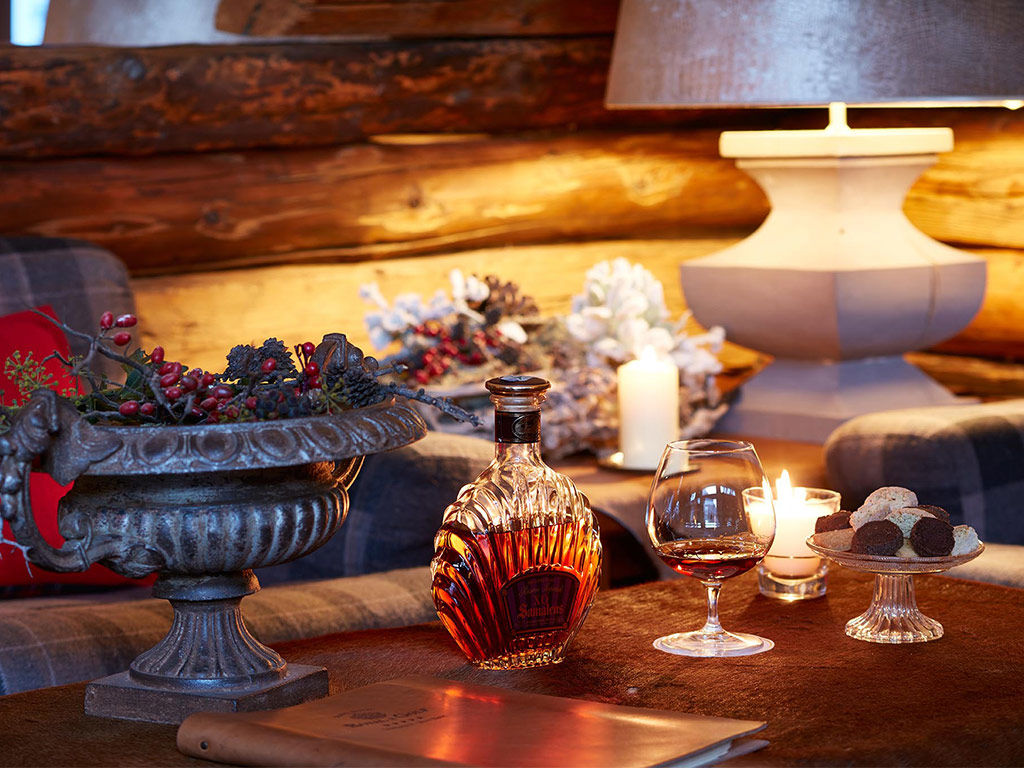 Restaurants & Bar Lounge  77
