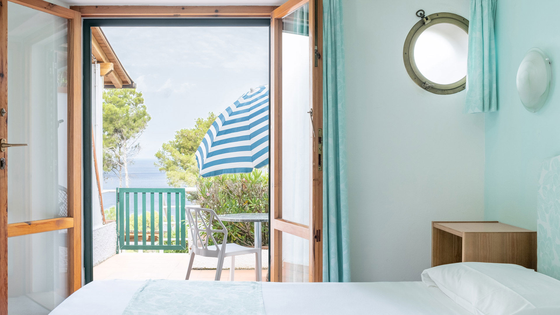 Classic con terrazza e vista mare parziale 2