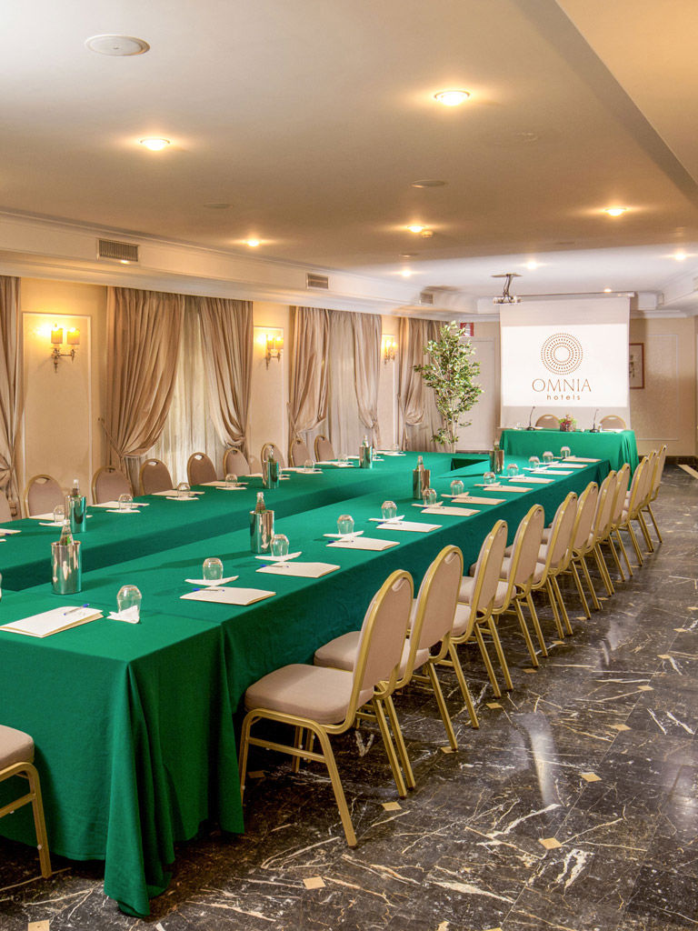 donna-laura-gallery/768_Sala-Meeting-Laura_Tavolo-unico_DONNALAURA_OMNIAhotels.jpg