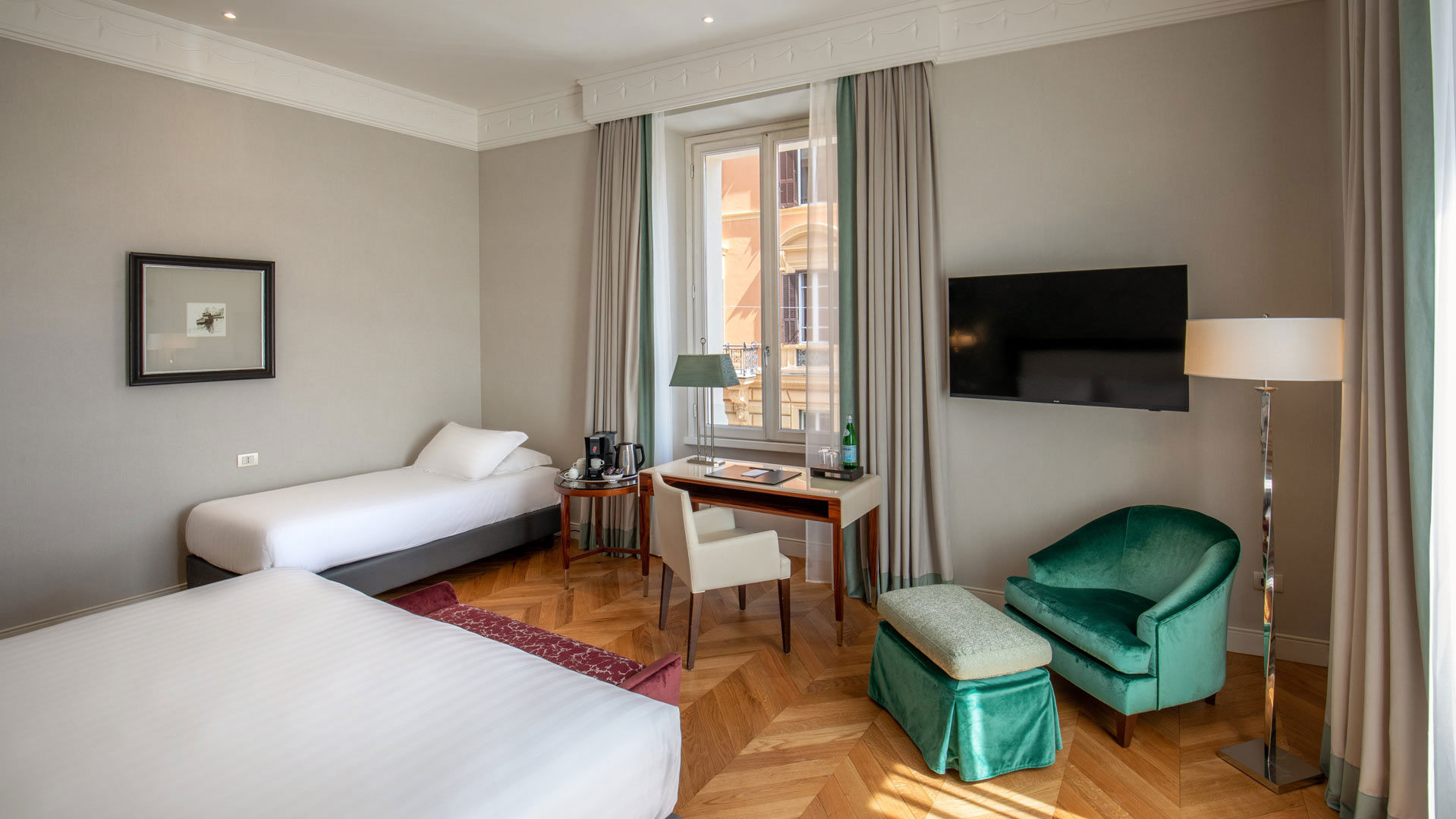 Omnia Corner Junior Suite 1