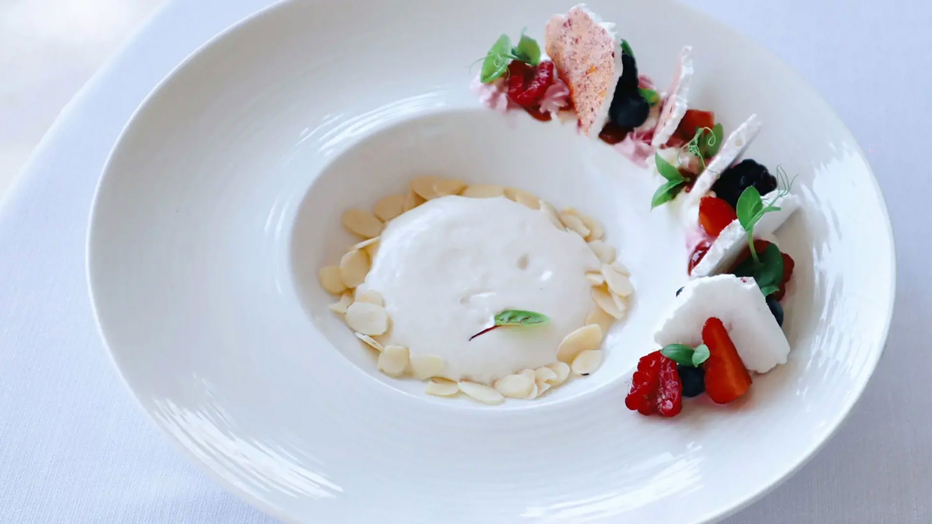 Zuppetta di frutta, spuma e latte di mandorle 2