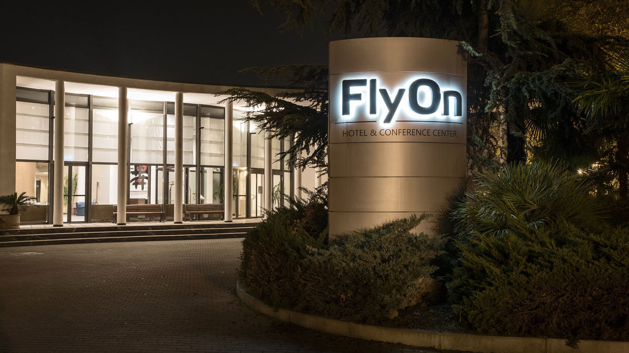 FlyOn Hotel & Center Conference