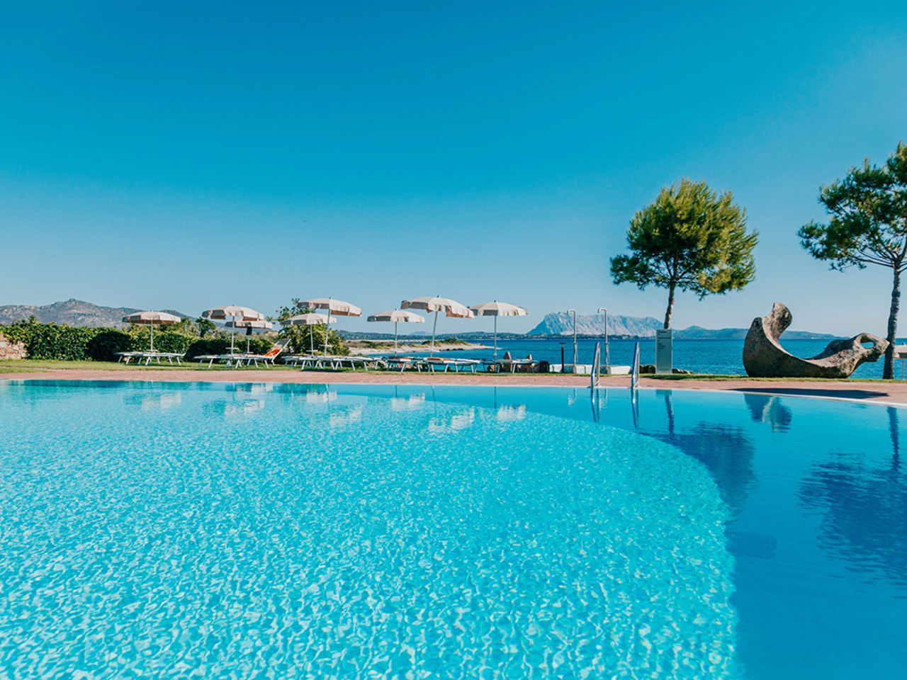 Scopri la Piscina e il Pool Bar di Amasea Resort a San Teodoro