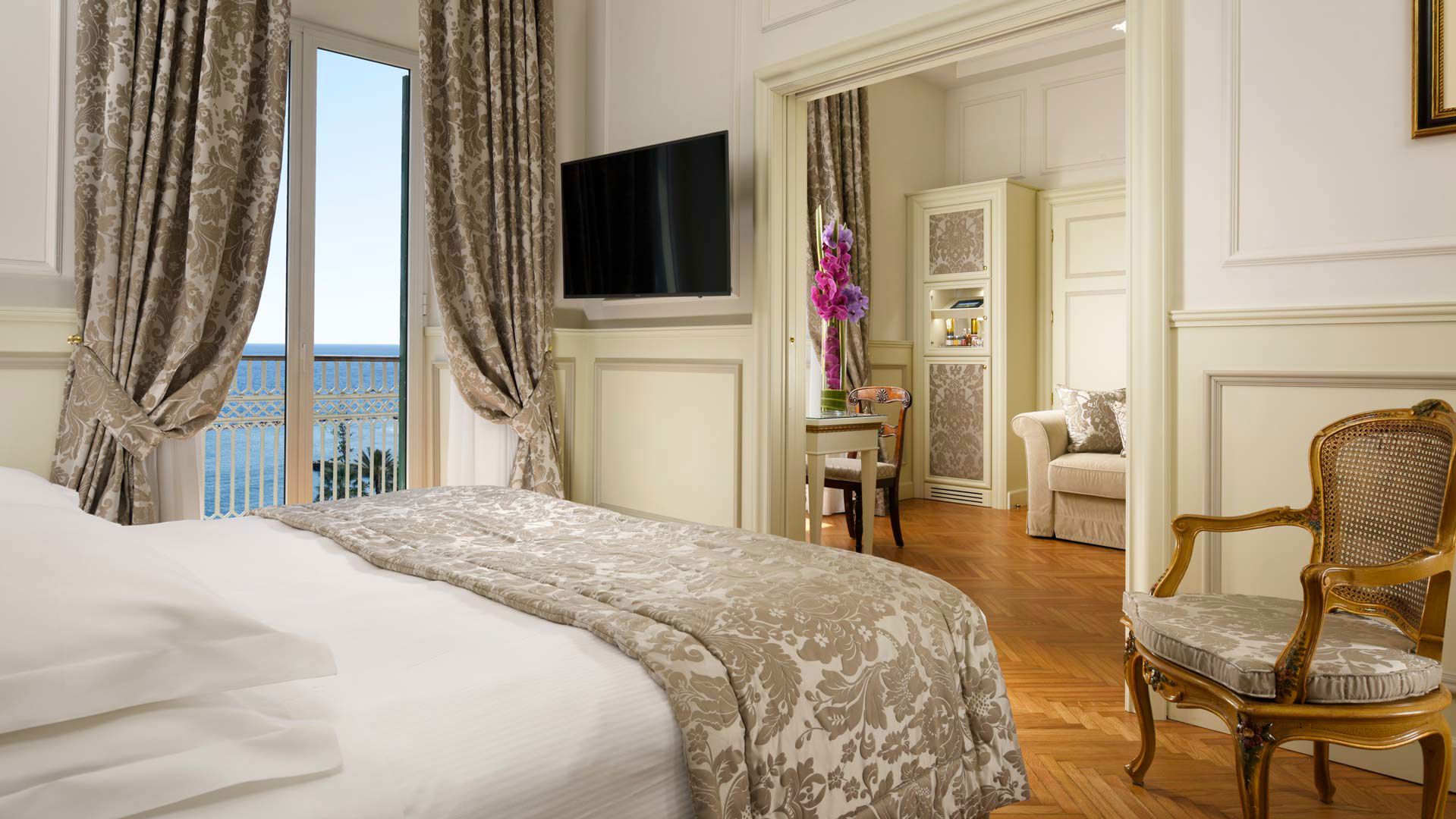 Exclusive Queen Suite 4