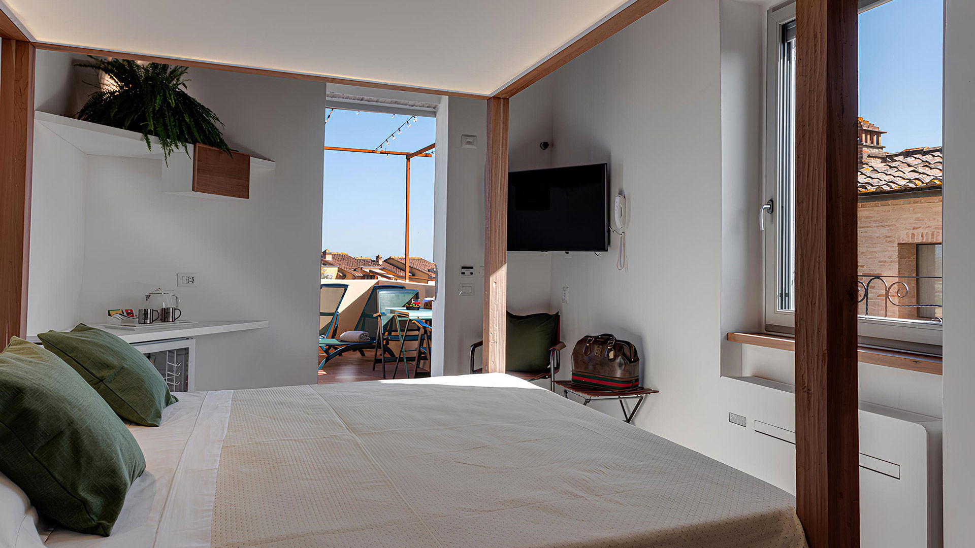 Superior Room with a hill view and a terrace 2