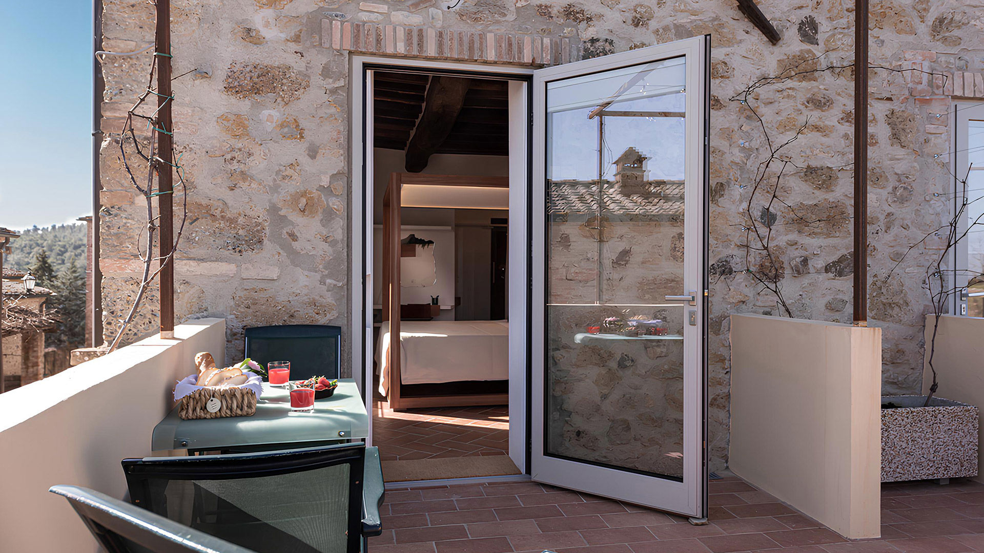 Superior Room with a hill view and a terrace 3