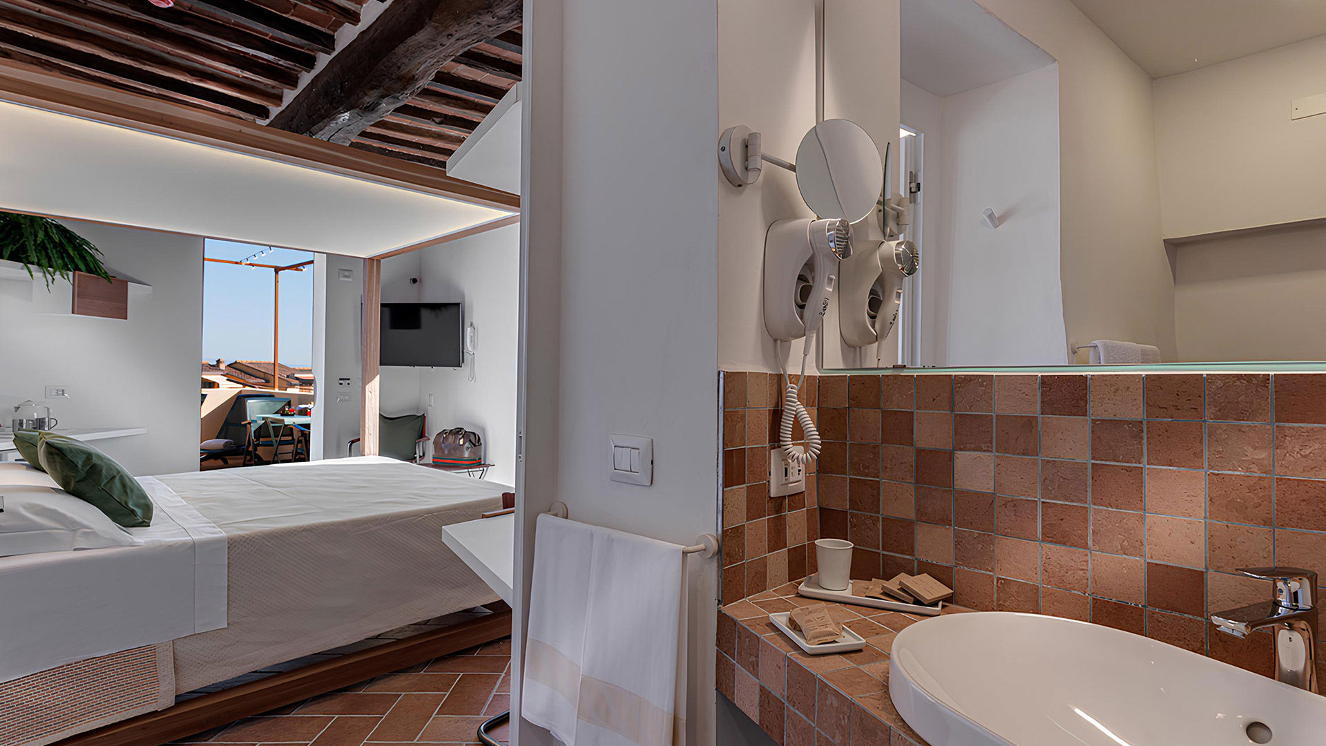 Superior Room with a hill view and a terrace 4
