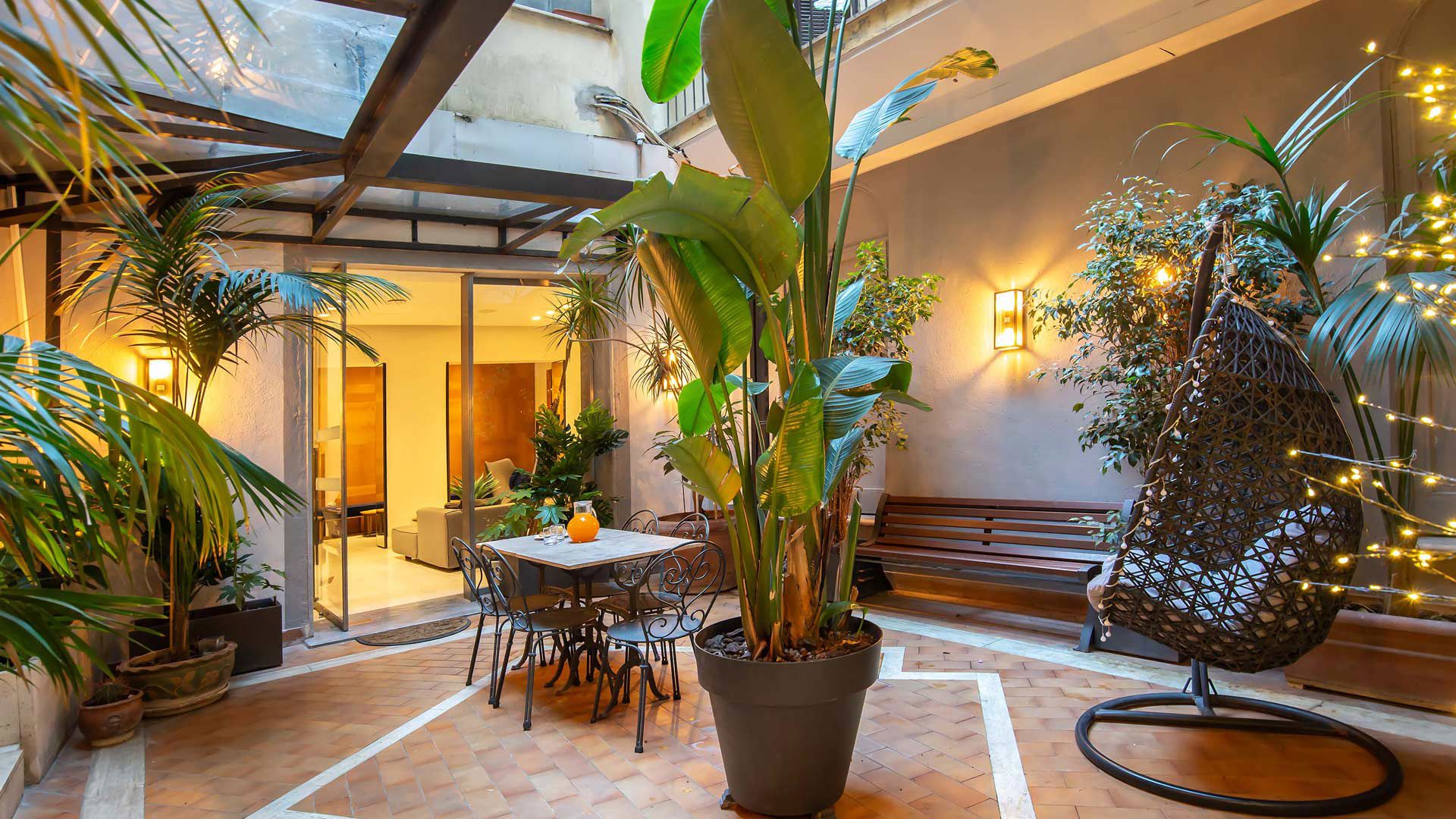 Hotel White - Depuis 1993, plus de 30 ans dhospitalité