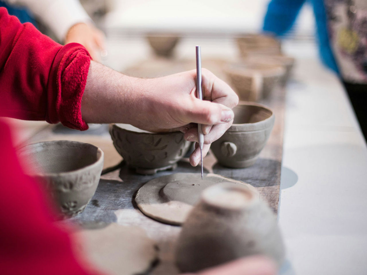 Decorate a ceramic set with an aperitif