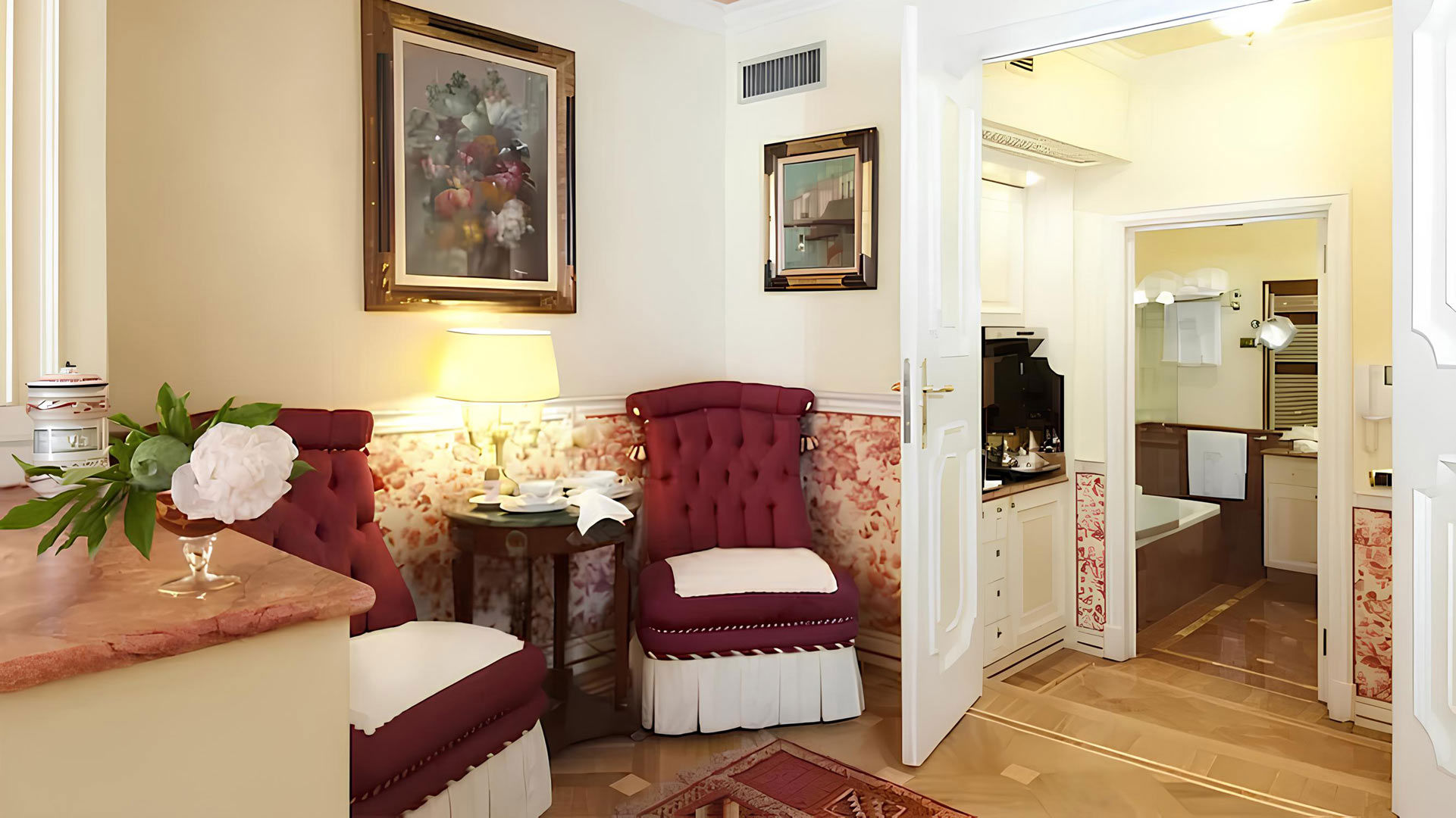 Sofia Junior Suites - Period furnishings and a view of Corso Italia