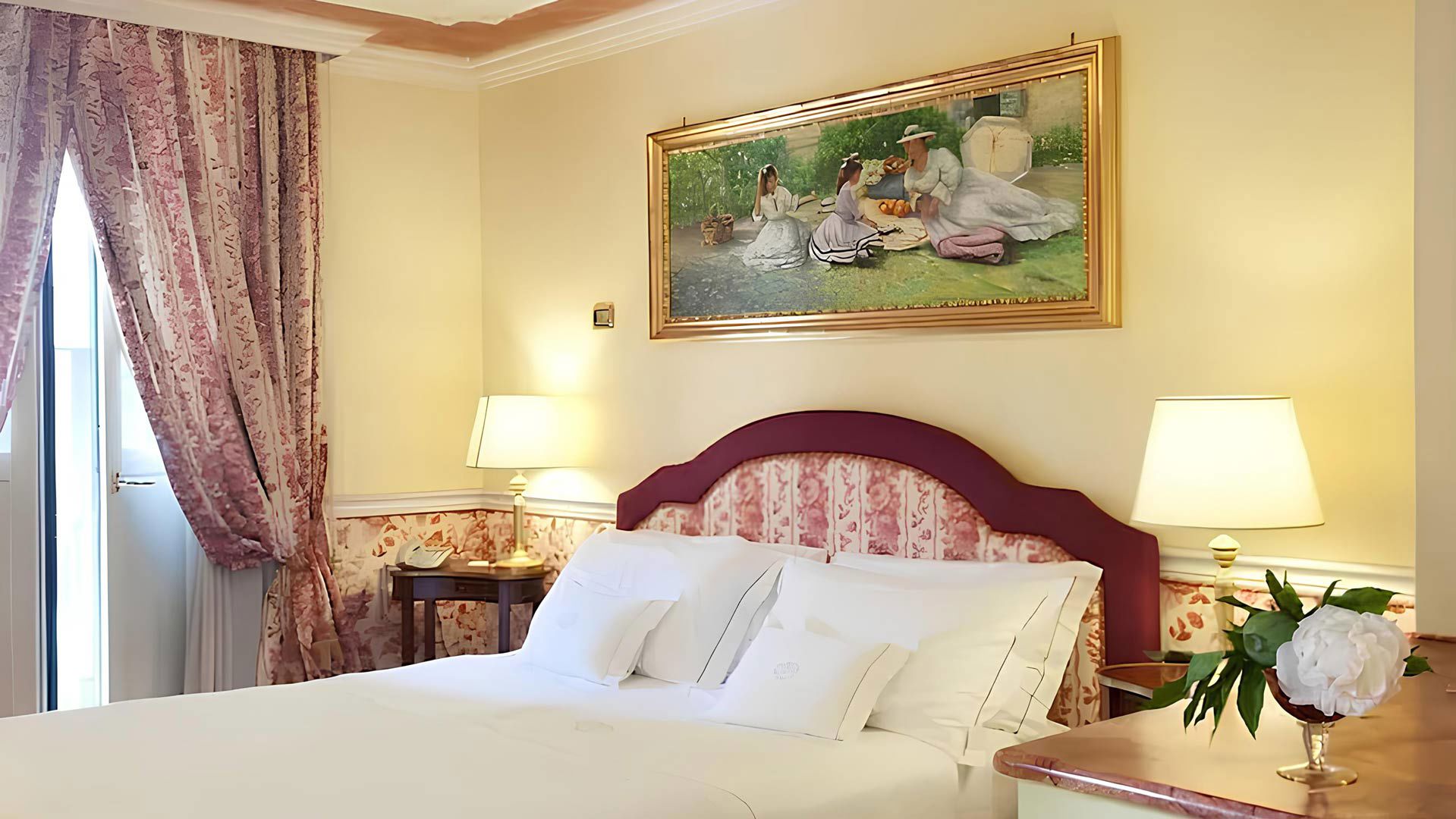 Sofia Junior Suites - Period furnishings and a view of Corso Italia