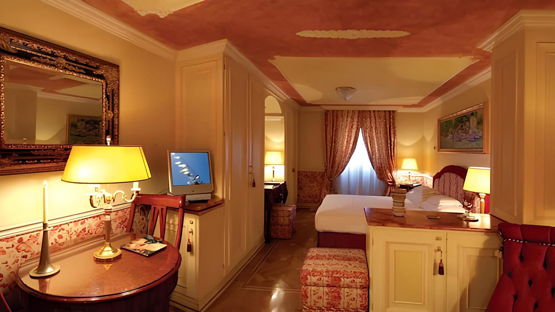 Sofia Junior Suites - Period furnishings and a view of Corso Italia