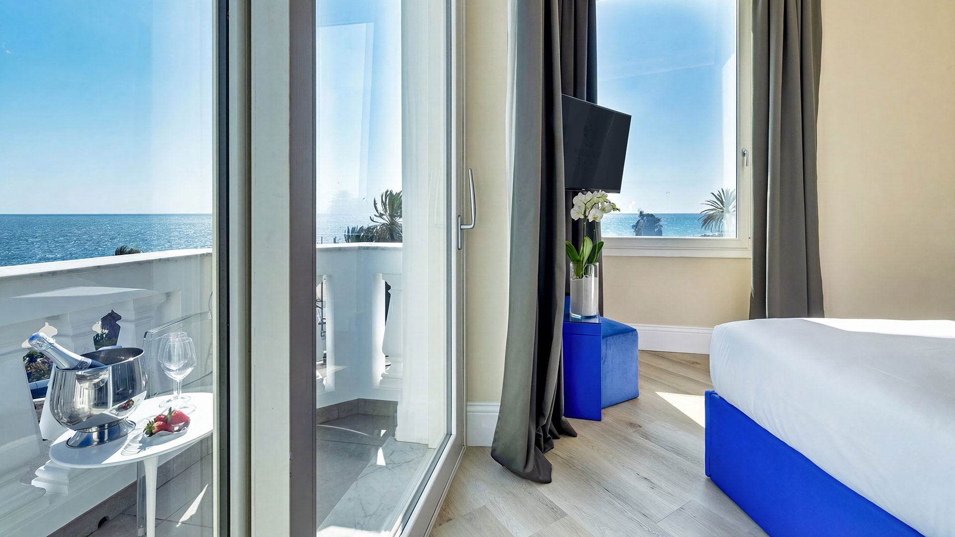 Deluxe Junior Suite - Sea View and Balcony 3