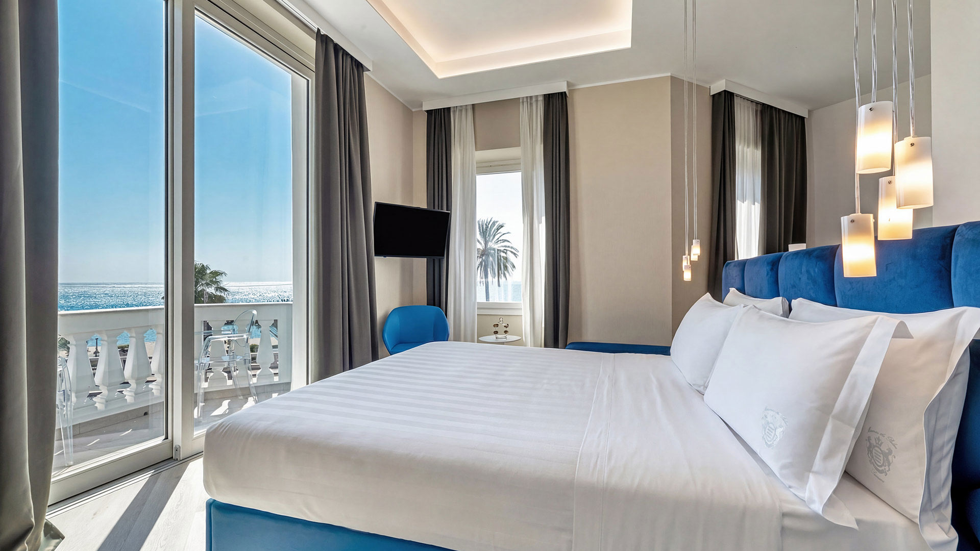 Deluxe Junior Suite - Sea View and Balcony 2