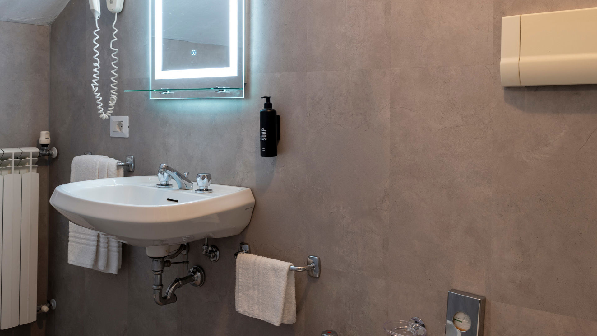Rooms & Suites 7