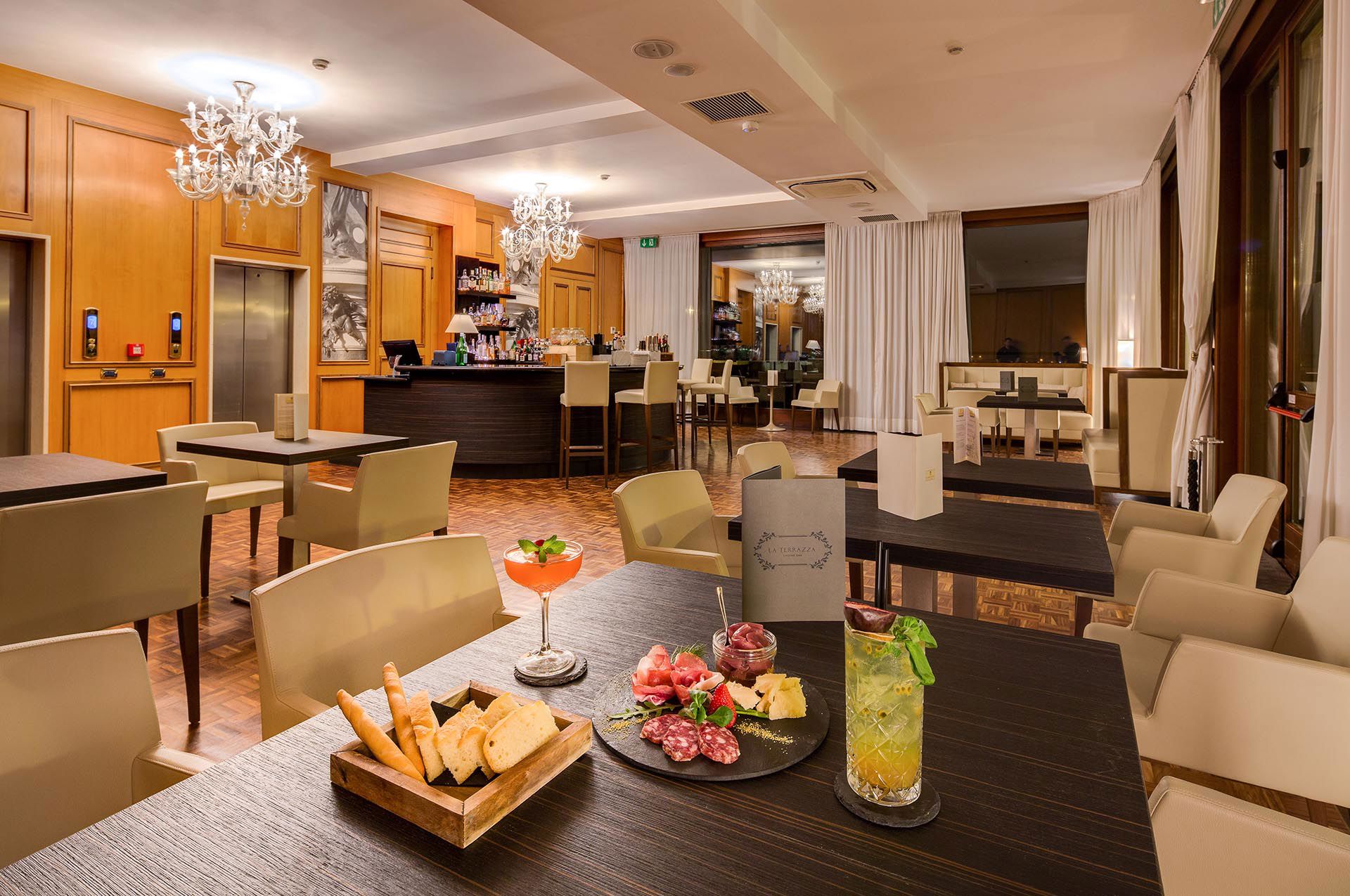 Lounge Bar 5