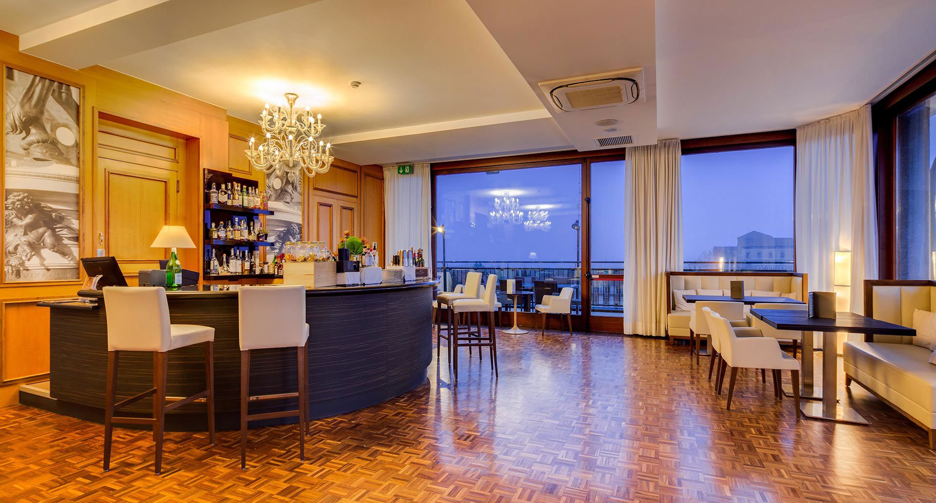 Lounge Bar 6