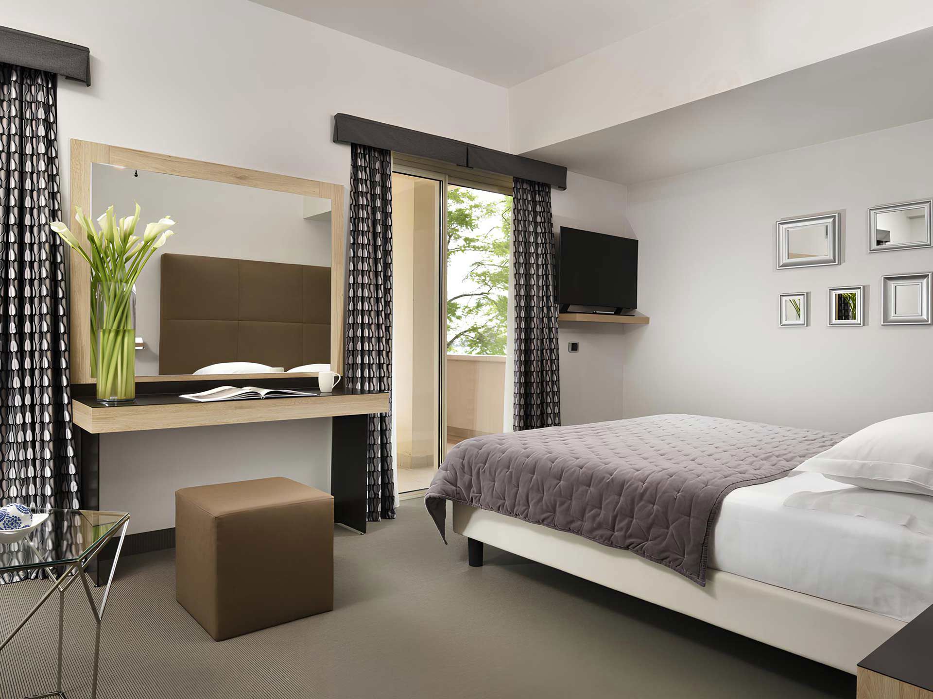 Junior Suite new style - Pool and lake view 