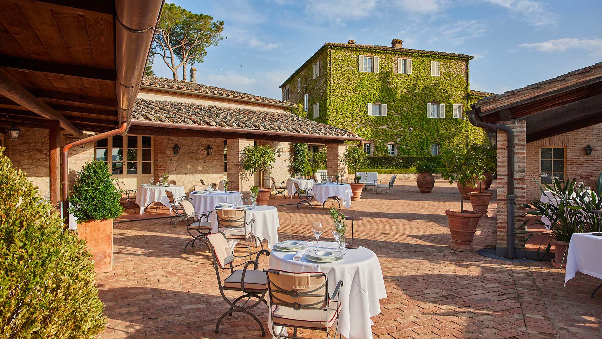 Veduta della terrazza e del palazzo con edera verde, Ristorante Poggio Rosso