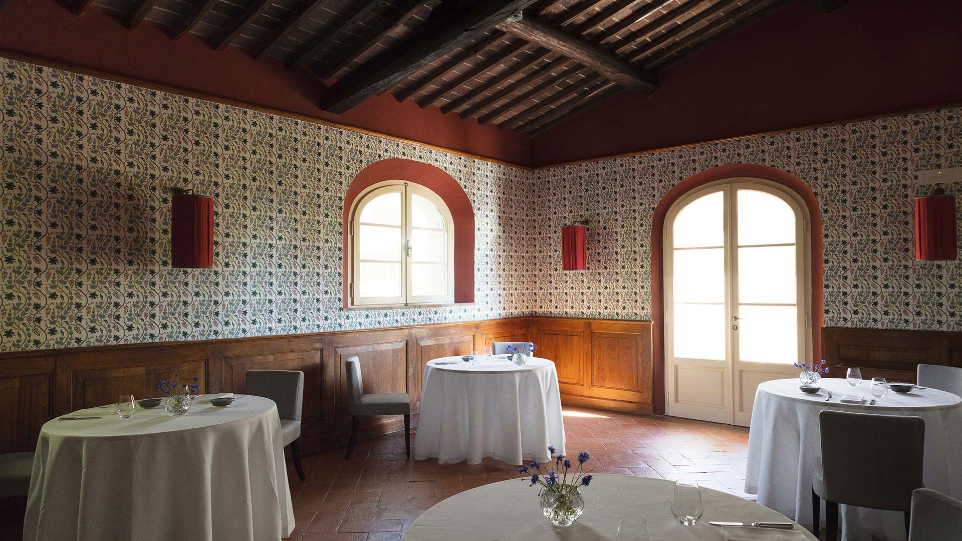 Boiserie spazi interni con tavoli apparecchiati, Ristorante Poggio Rosso