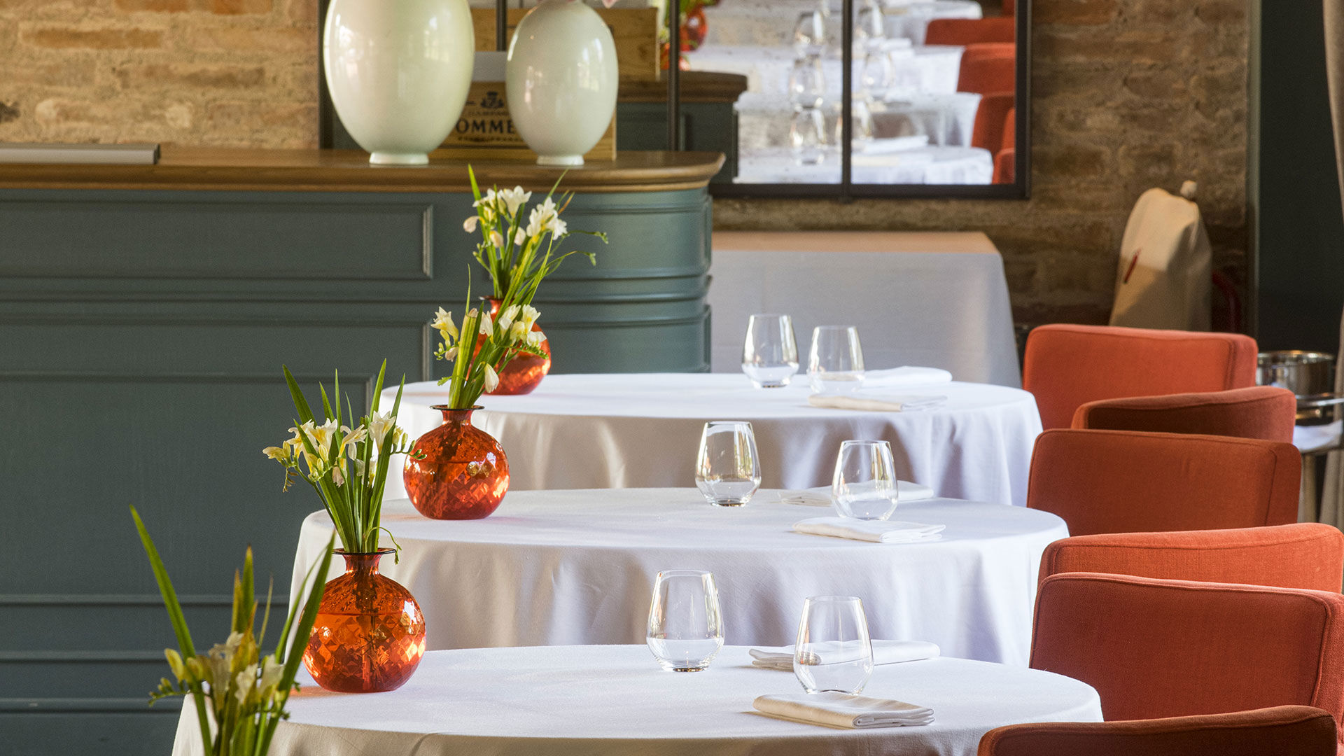 Dettaglio di tavoli interni apparecchiati, Ristorante Poggio Rosso