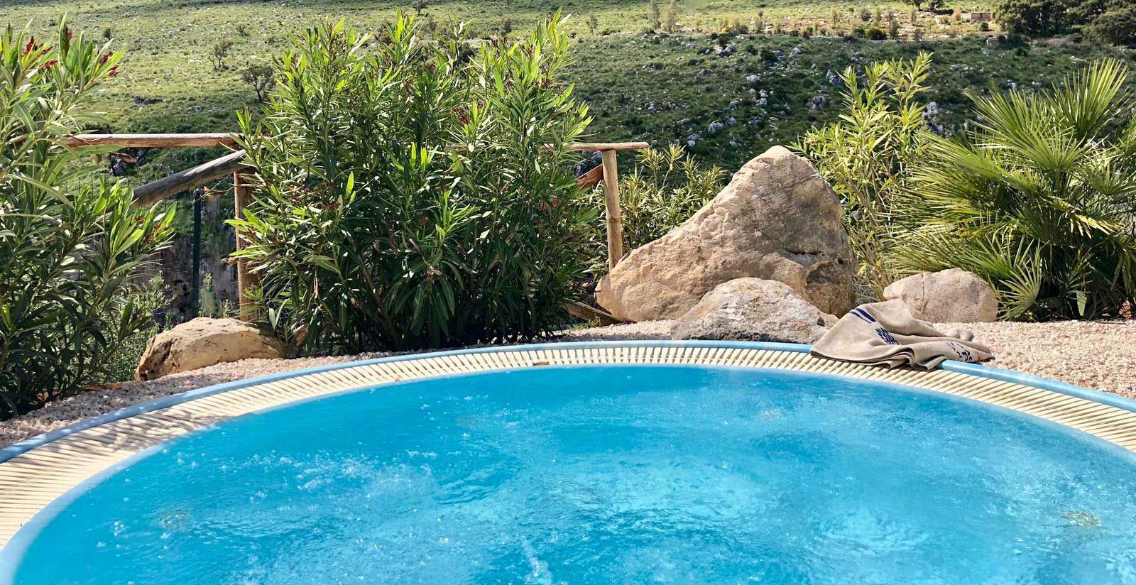 Camera con Jacuzzi privata in giardino San Vito Lo