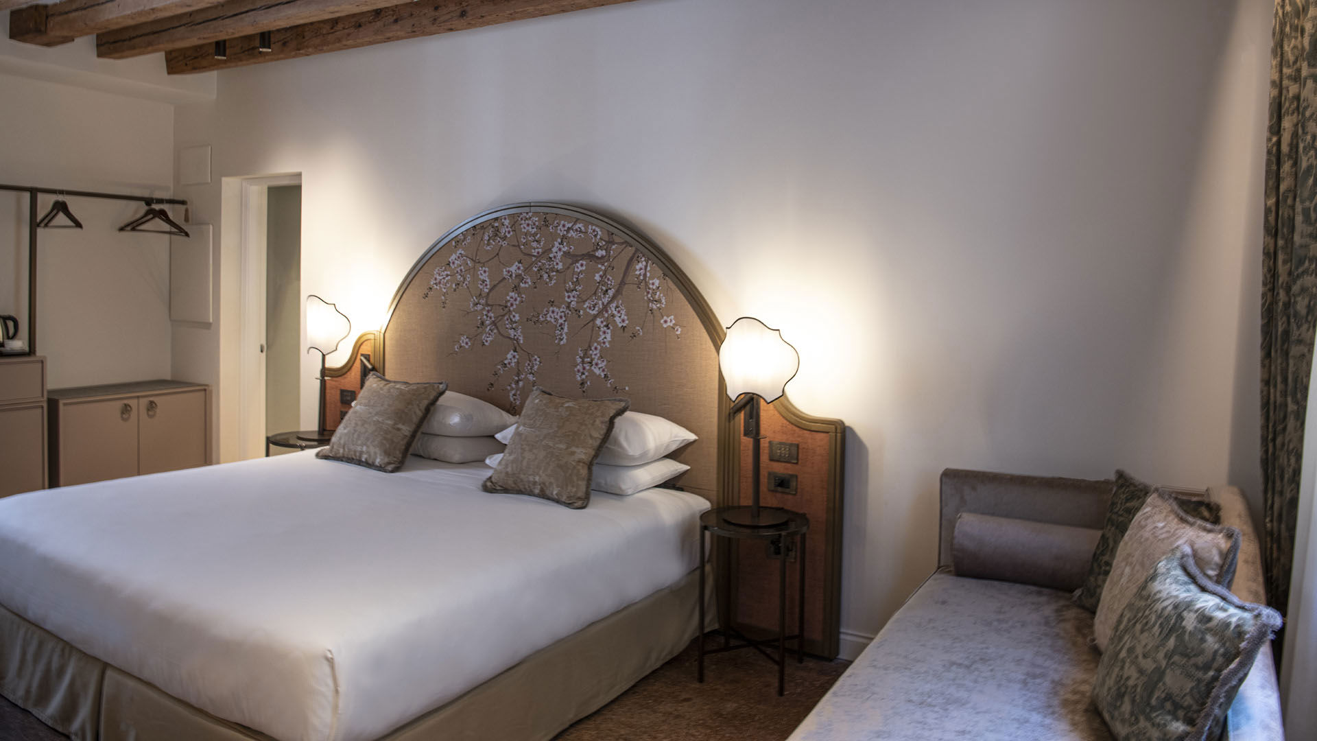 Deluxe Room 4