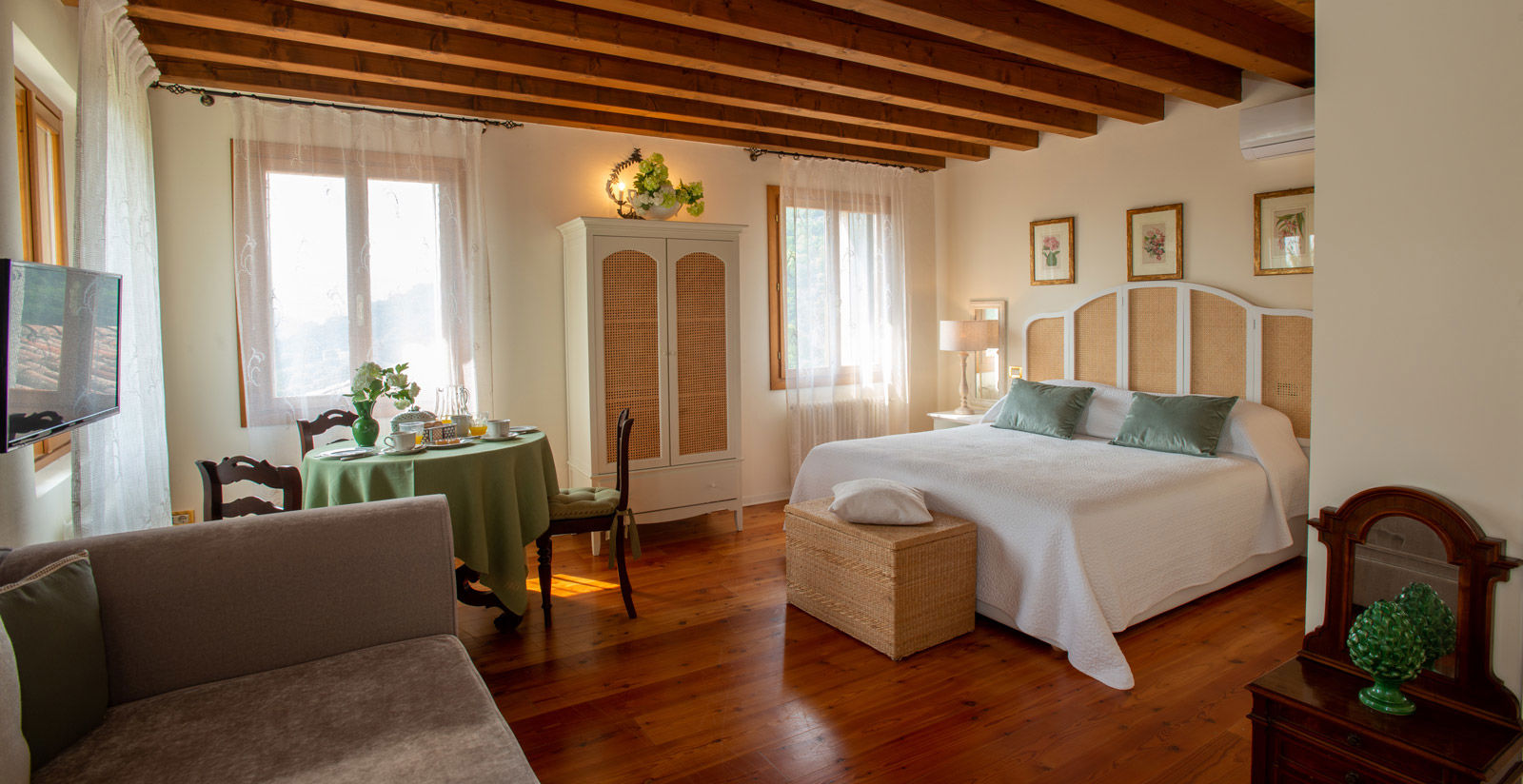 Tenuta Castagnera - Deluxe room with a View 4