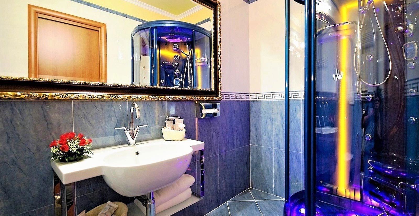 Deluxe with exterior views 6