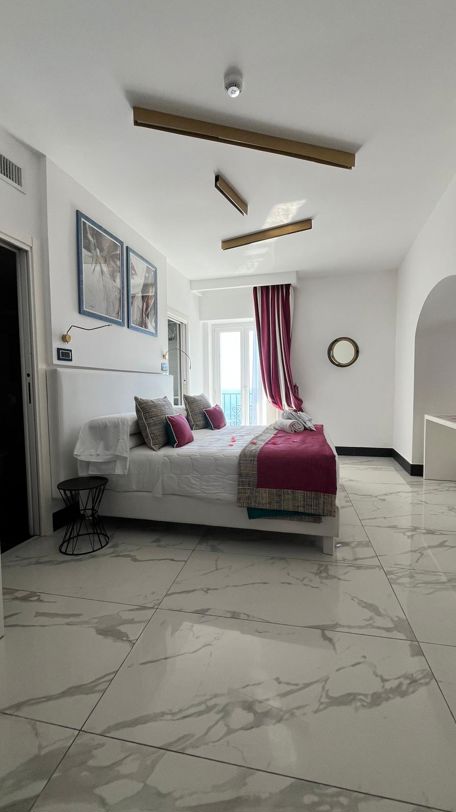 Executive Seaview with hot tub 10