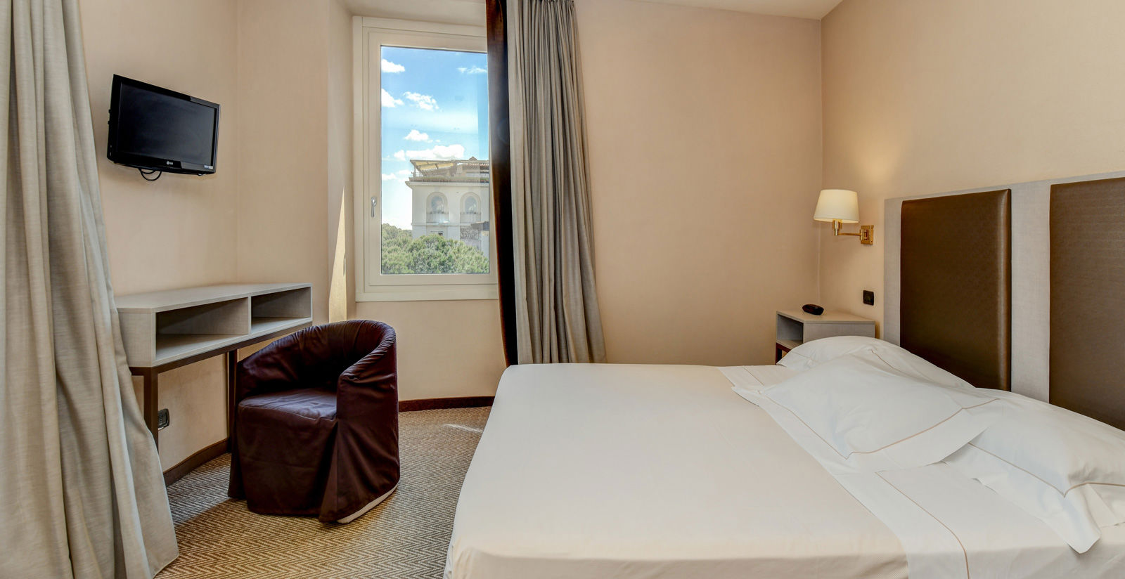 Deluxe Corner Vista Lago 4