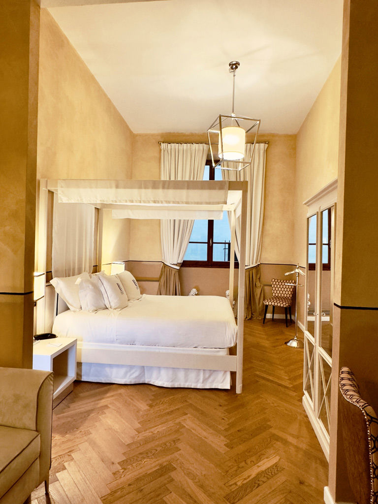 Rooms & Suites 11 Rooms & Suites 11