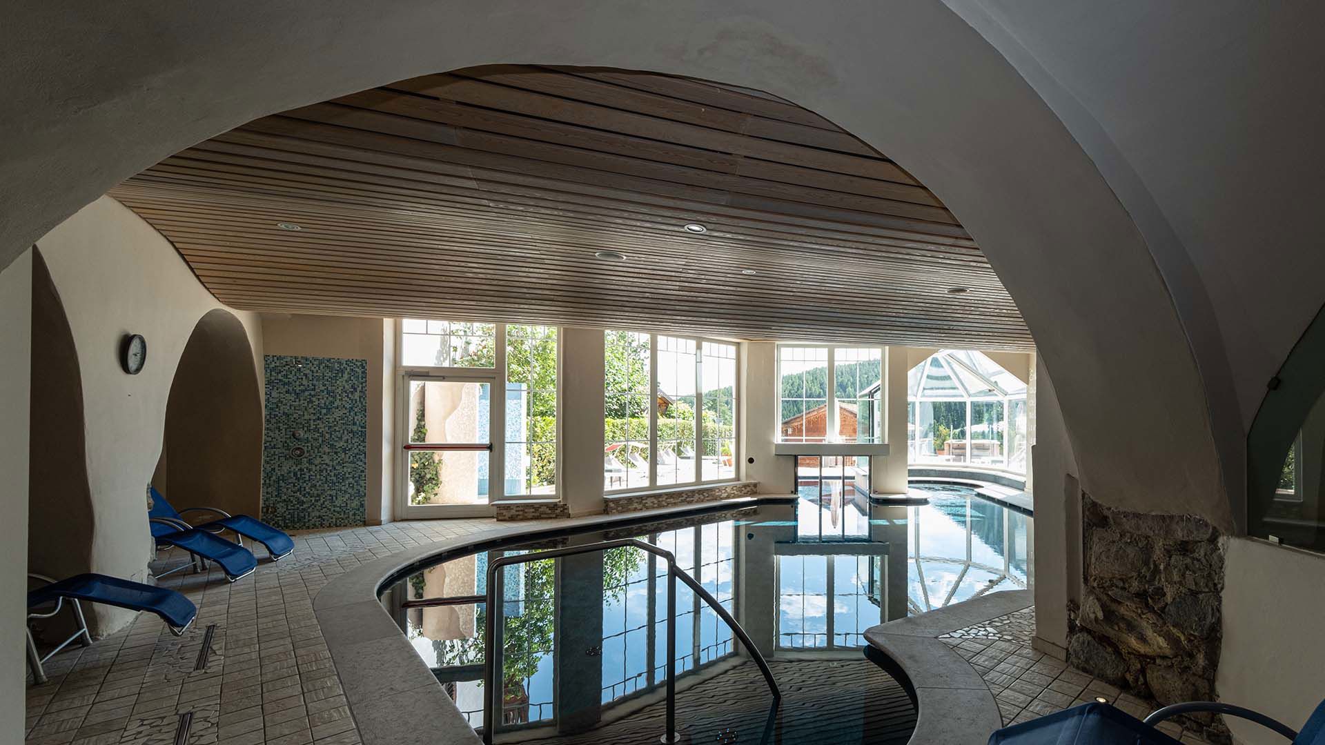 Cavallino Bianco: the Non Valley hotel with pool 5