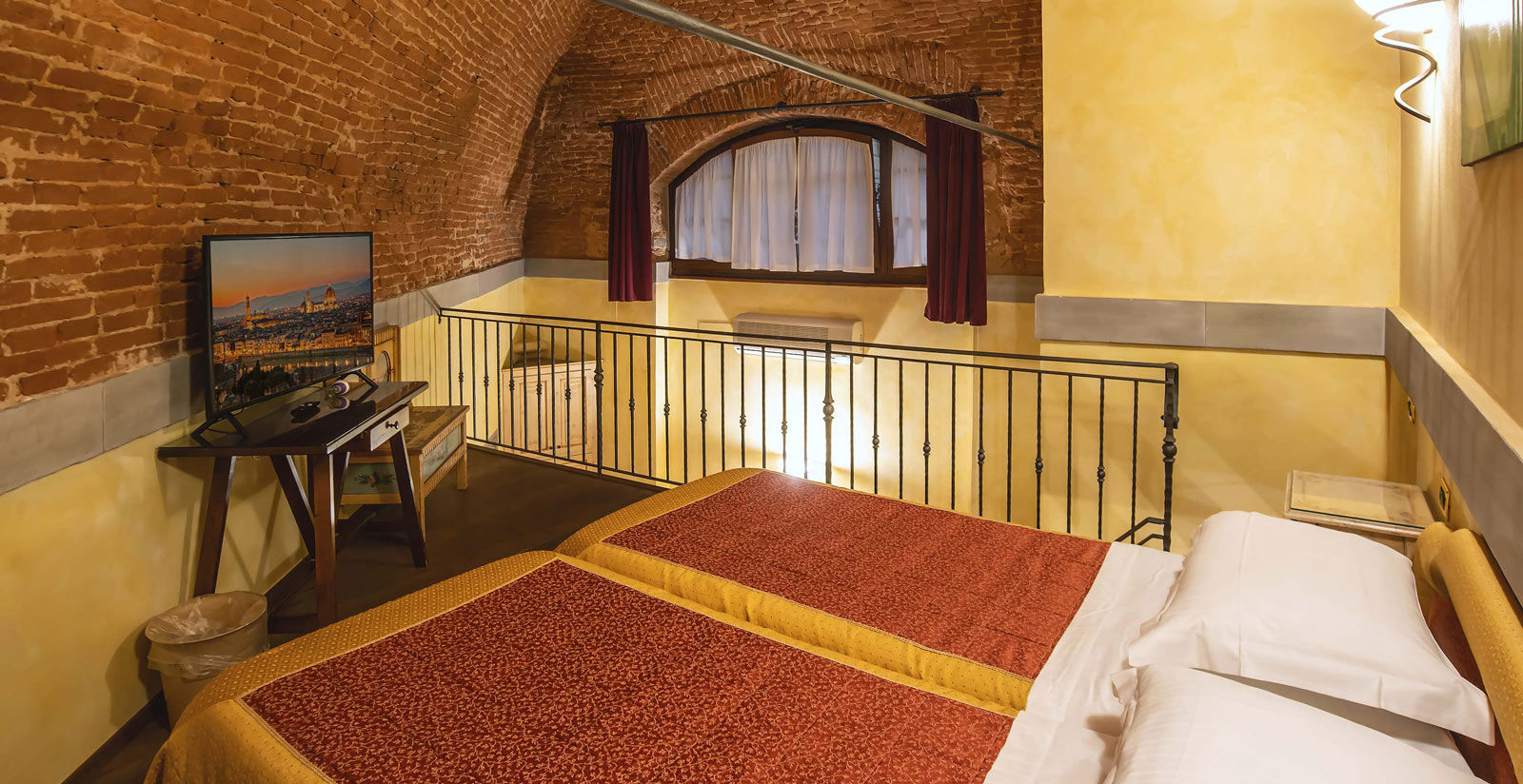 Superior Jacuzzi quadruple room 10