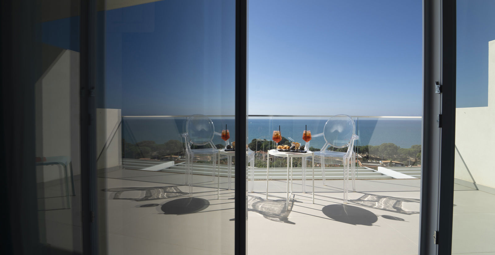 Camera matrimoniale con balcone e vista mare 28