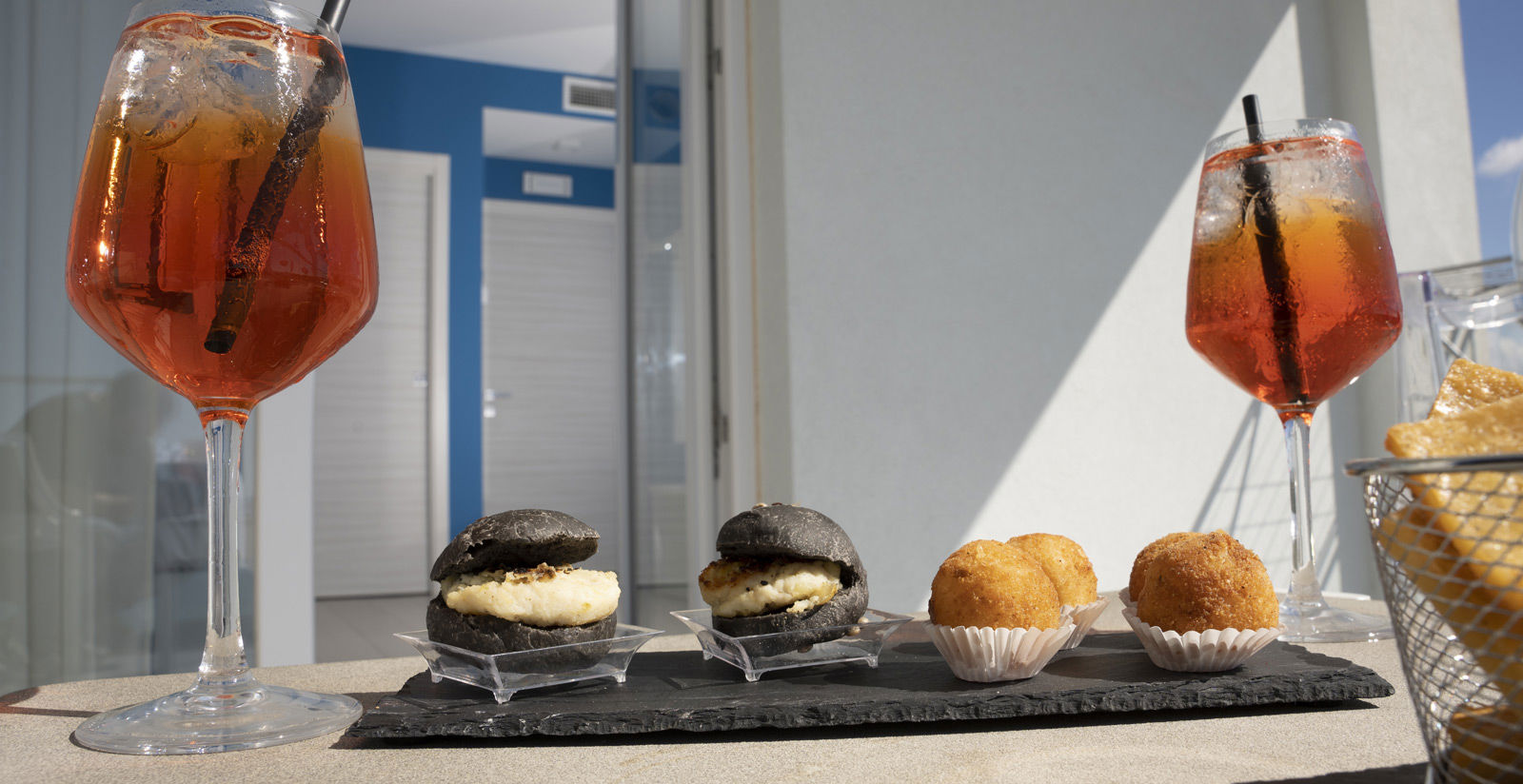 Camera matrimoniale con balcone e vista mare 29