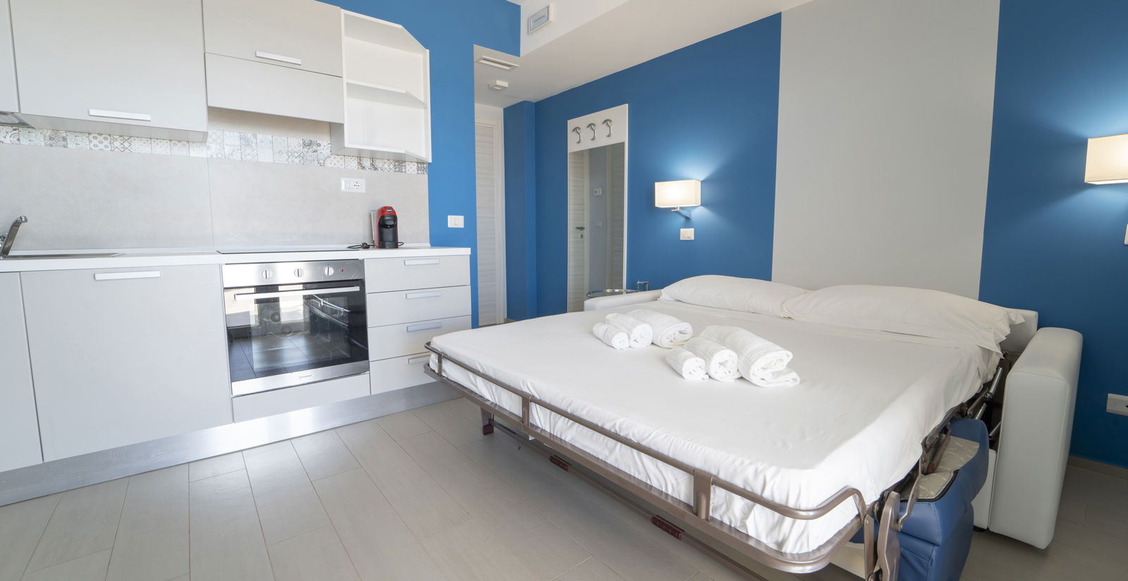 Camera con cucina e terrazza 16