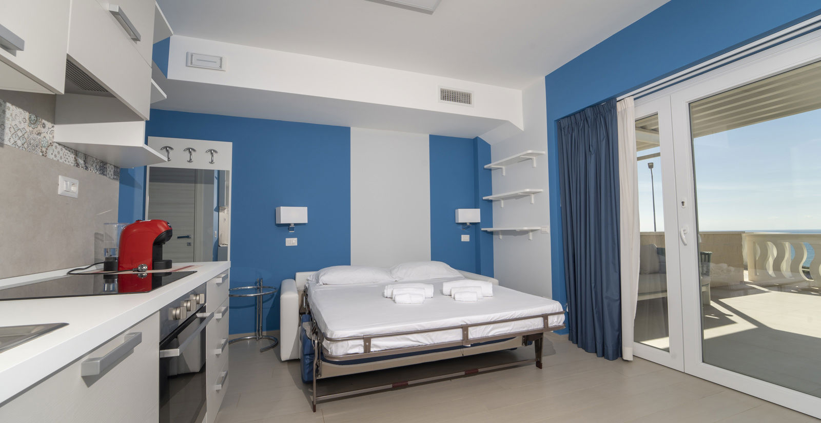 Camera con cucina e terrazza 11