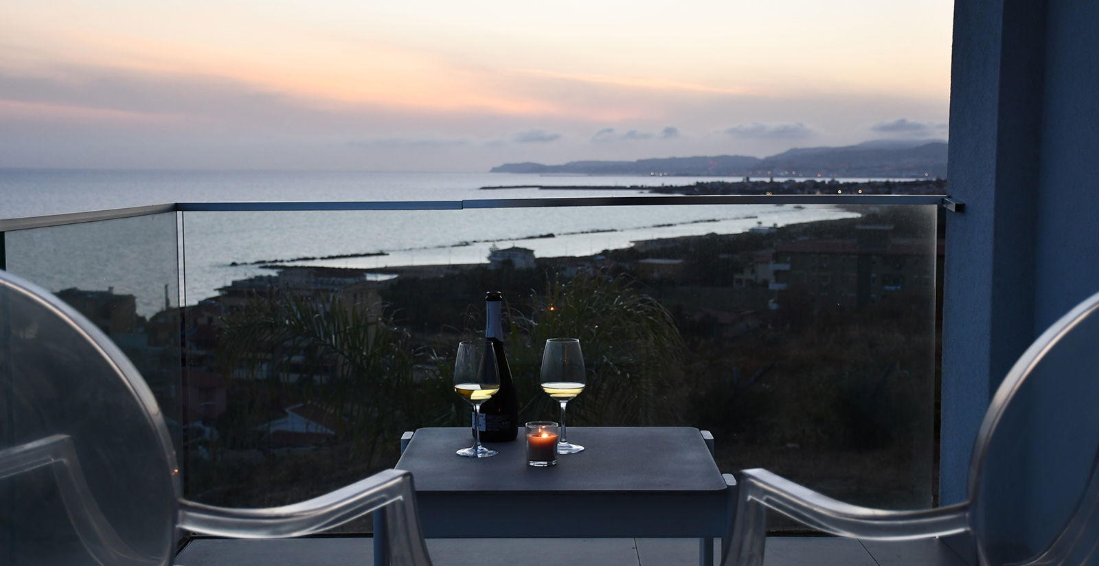 Camera matrimoniale con balcone e vista mare 30