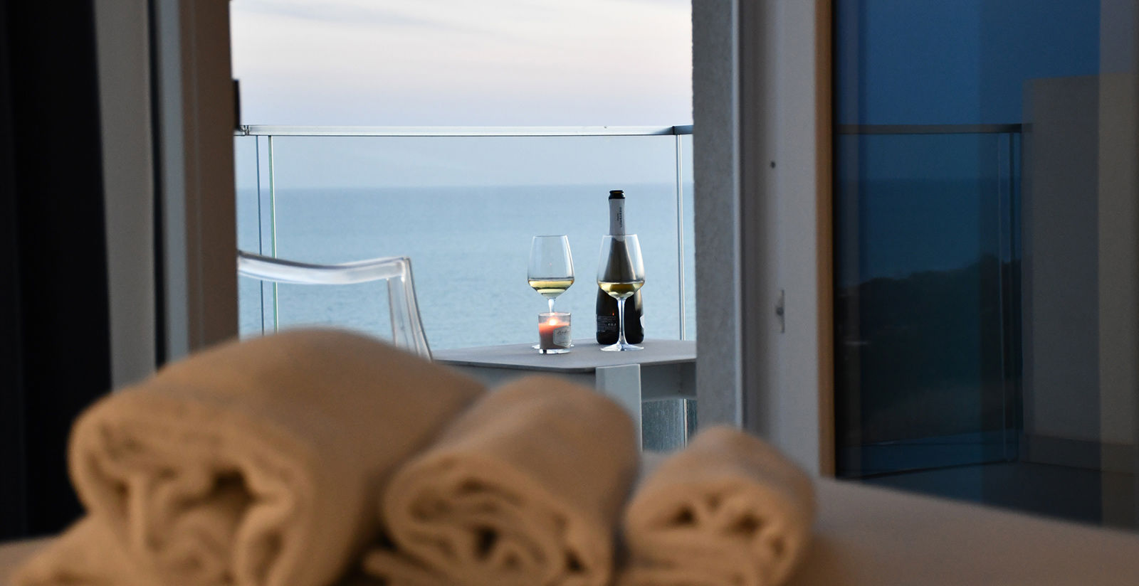 Camera matrimoniale con balcone e vista mare 19