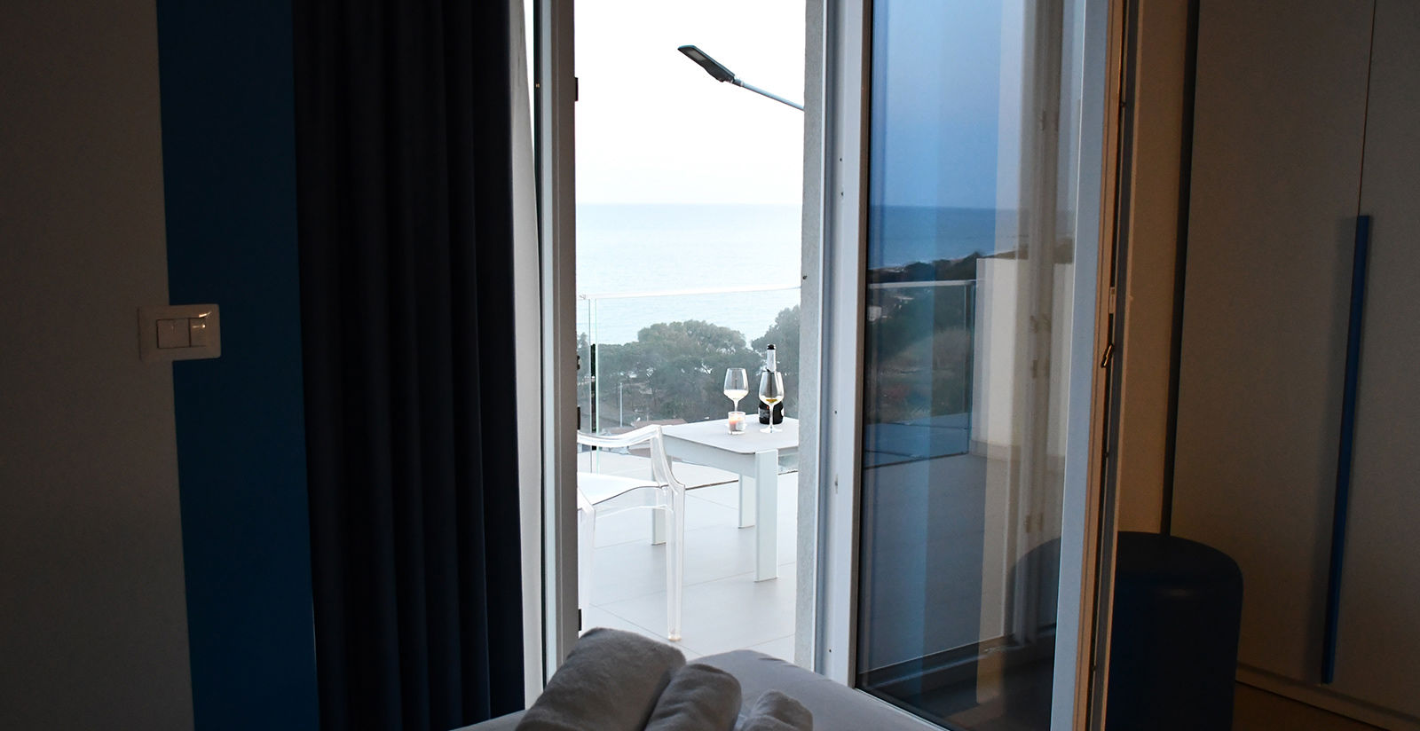 Camera matrimoniale con balcone e vista mare 31