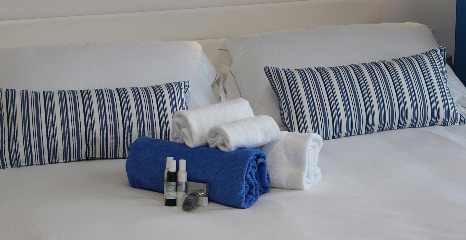 Camera matrimoniale con balcone e vista mare 26