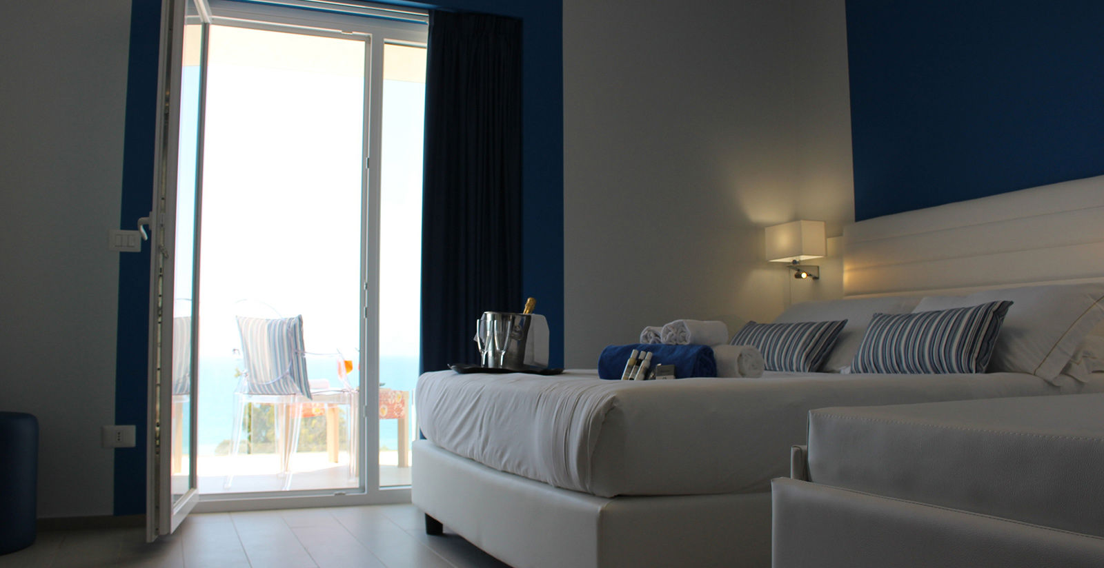 Camera matrimoniale con balcone e vista mare 25