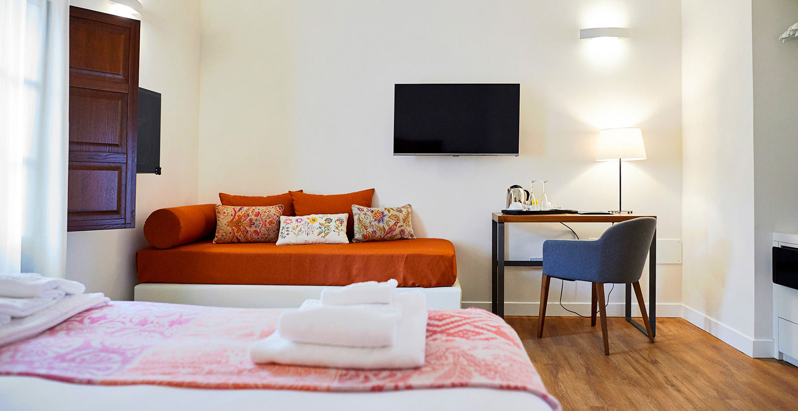 THE WARMTH OF THE FURNITURE AND THE COMFORT OF THE SERVICES 4